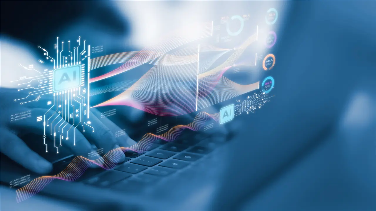 H&auml;nde tippen auf einer Tastatur, w&auml;hrend digitale Symbole von KI-Prozessoren und Datenstr&ouml;men in einem futuristischen, technischen Design visualisiert werden. Die Grafik vermittelt ein Gef&uuml;hl von Technologie und Innovation.